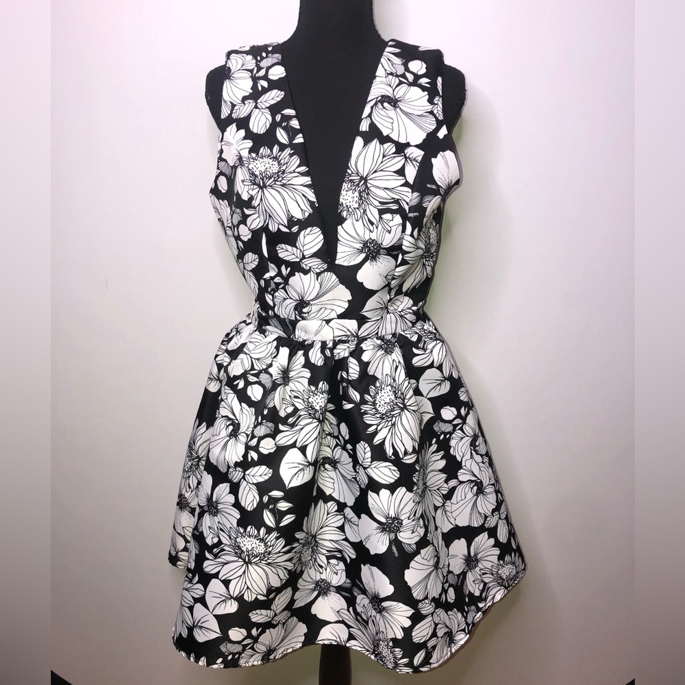 CHARLOTTE RUSSE Black & White Sleeves Floral Medium Dress